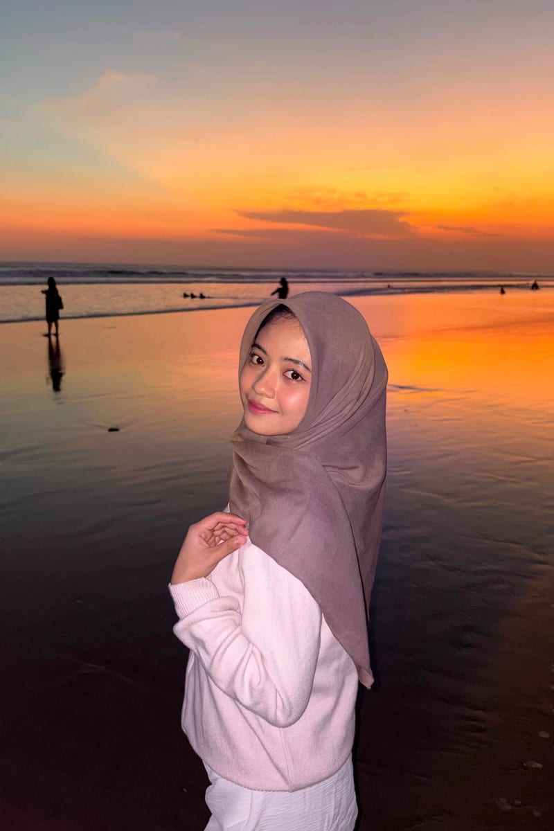 Annisa saat senja di pantai